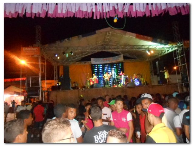 Terceira noite de Carnaval em Inhuma atrai muitos foliões - Imagem 2