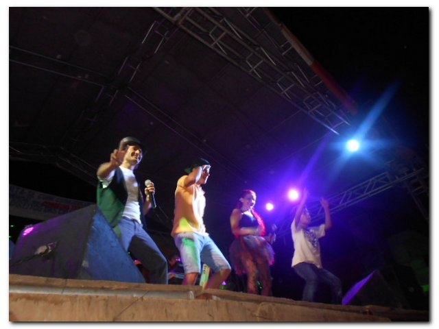 Terceira noite de Carnaval em Inhuma atrai muitos foliões - Imagem 5