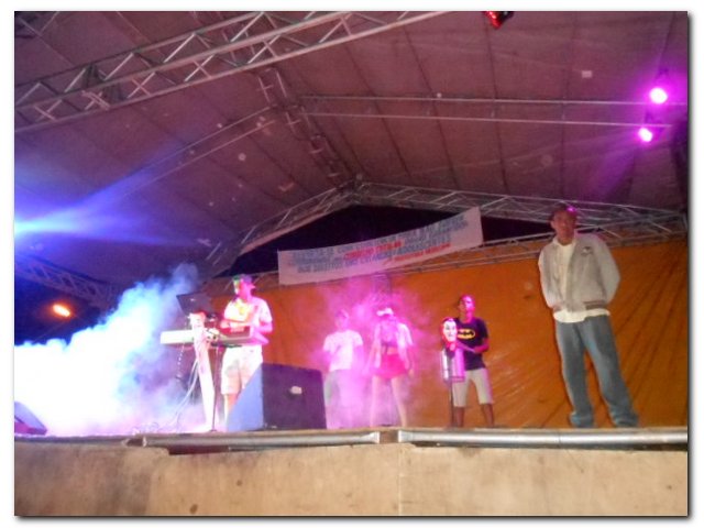 Terceira noite de Carnaval em Inhuma atrai muitos foliões - Imagem 16