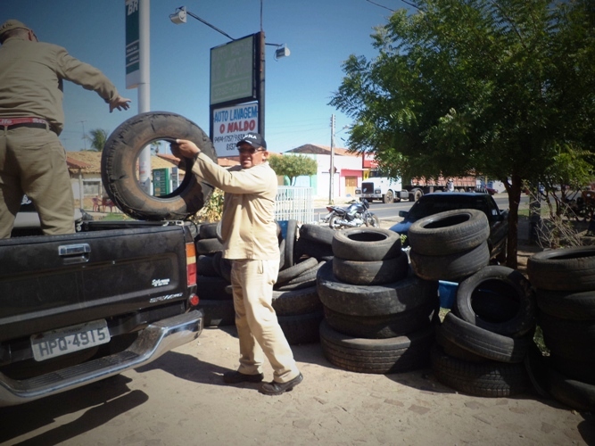 Secretaria de Saúde coleta pneus para combater a Dengue em Campo Maior  - Imagem 1