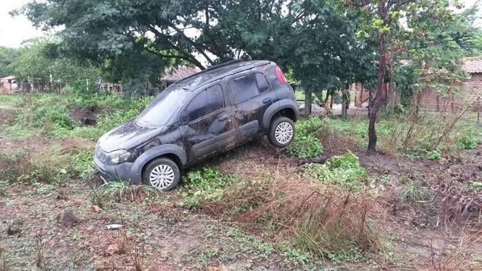 Motorista perde o controle do carro na BR-343 e vai parar em cima de morro - Imagem 1
