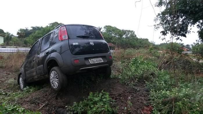Motorista perde o controle do carro na BR-343 e vai parar em cima de morro - Imagem 2