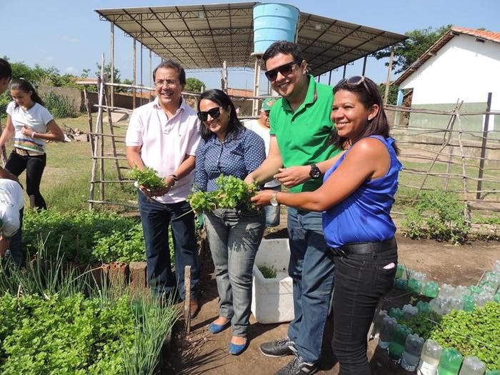 Prefeito Jonas Moura faz visita a horta cultivada por alunos da rede municipal - Imagem 3