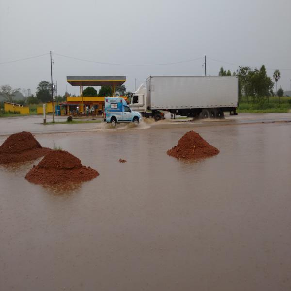 Fortes chuvas alagam trecho da BR-316 próximo a Elesbão Veloso e dificulta trânsito  - Imagem 6