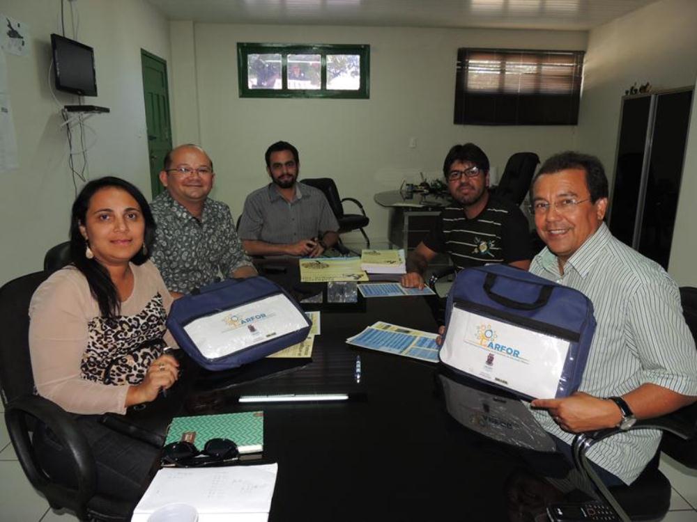 Prefeito Jonas Moura firma parceria com a UESPI visando a formação e qualificação de professores do município.