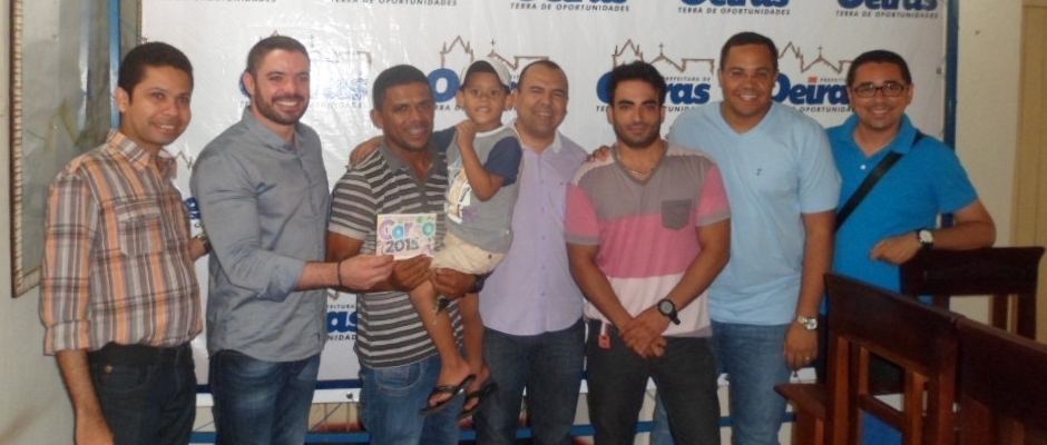 Prefeito Lukano Sá entrega premiação para vencedores do Corso de Oeiras