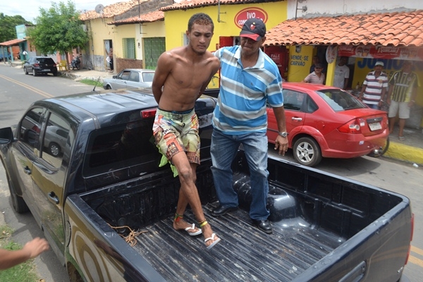 Homem é preso depois de quase decepar a mão da esposa com facão - Imagem 1