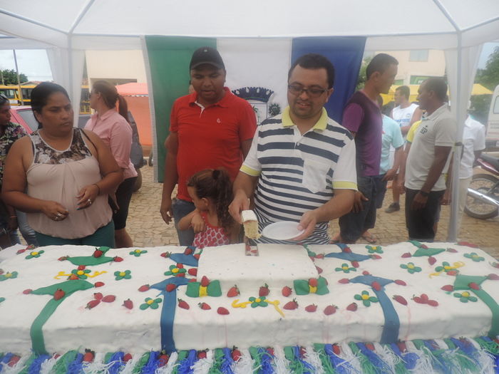 Prefeito faz corte do bolo de 21 anos da cidade - Imagem 10