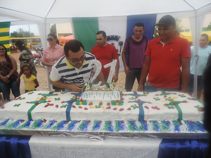 Prefeito faz corte do bolo de 21 anos da cidade - Imagem 1