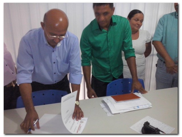 Dr. Moura Empossa Antônio Salustiano Batista Filho para exercer o Cargo em Comissão de Secretário de Serviços Públicos e Urbanismo. - Imagem 1