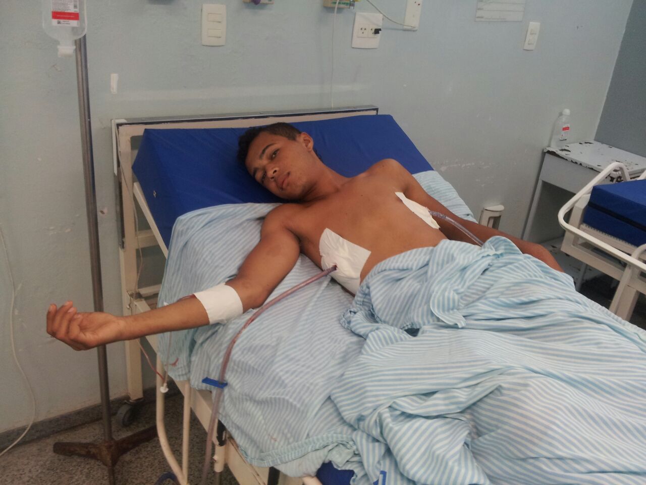 Jovem de 18 anos é esfaqueado em sua própria casa, por um menor de 17 anos