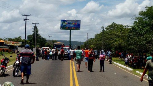 Moradores fazem protesto para dar visibilidade ao desaparecimento de rapaz em Palmeirais - Imagem 12
