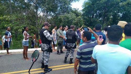 Moradores fazem protesto para dar visibilidade ao desaparecimento de rapaz em Palmeirais - Imagem 4