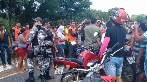 Moradores fazem protesto para dar visibilidade ao desaparecimento de rapaz em Palmeirais - Imagem 13