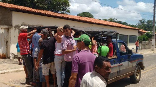 Moradores fazem protesto para dar visibilidade ao desaparecimento de rapaz em Palmeirais - Imagem 1