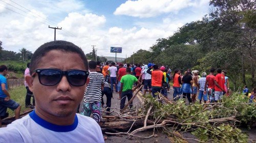 Moradores fazem protesto para dar visibilidade ao desaparecimento de rapaz em Palmeirais - Imagem 6