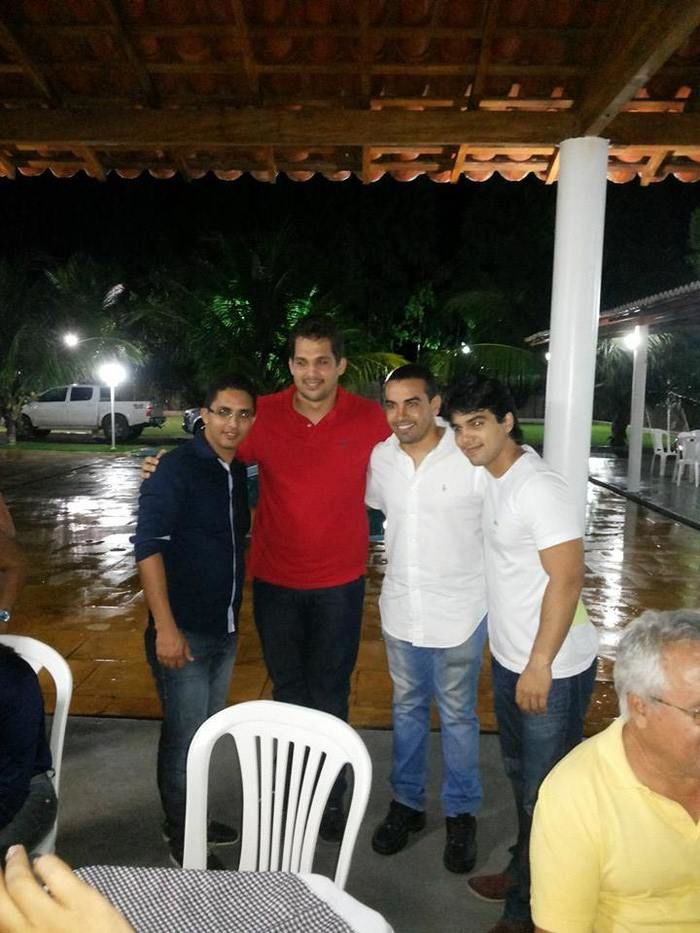 Prefeito Jonas Moura recebe deputados, prefeitos do Médio Parnaíba e vereadores em sua residência - Imagem 3