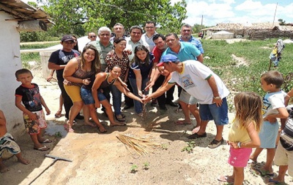 Prefeita Neuma Café entrega as comunidades Pilões e Porteiras II sistema de abastecimento de água