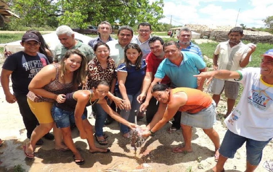 Prefeita inaugura estrada e sistemas de abastecimento d'água