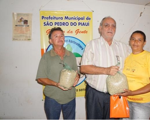 Secretaria de Agricultura realiza entrega de sementes para agricultores  - Imagem 1