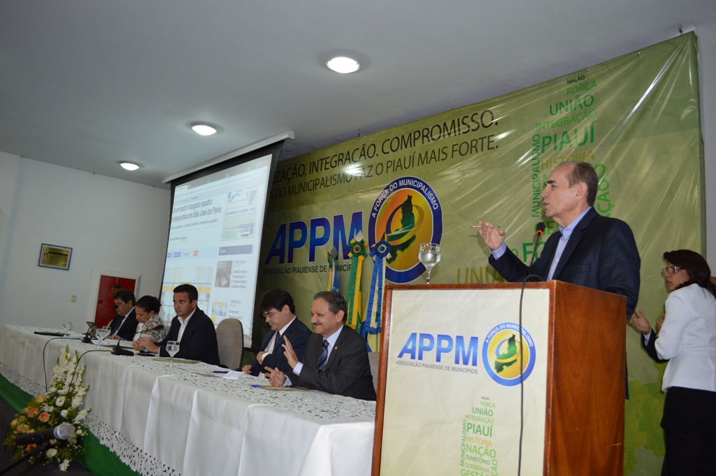 Prefeito Zé Resende participa de debate sobre Reforma Política na APPM