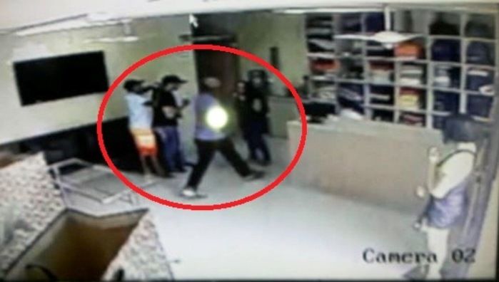 Homens assaltam loja de Jeans e confundem malotes de dinheiro com sacolas de roupas - Imagem 2