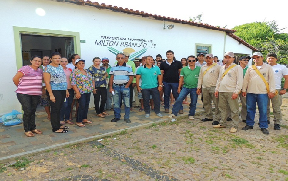 Milton Brandão realiza operação de limpeza no combate a Dengue