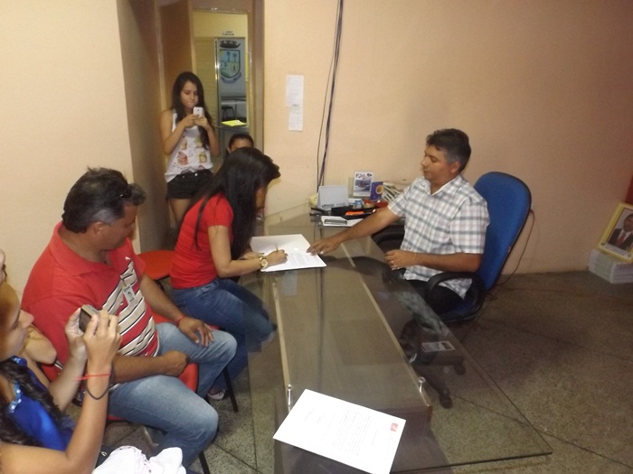 Prefeito Zé Henrique empossa dois concursados de 2011 - Imagem 3