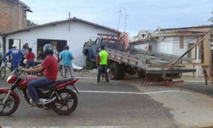 Caminhão desgovernado invade casa em Campo Maior  - Imagem 1