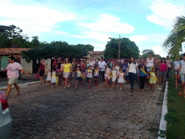 Secretarias realizam caminhada em comemoração ao Dia Internacional da Mulher - Imagem 9