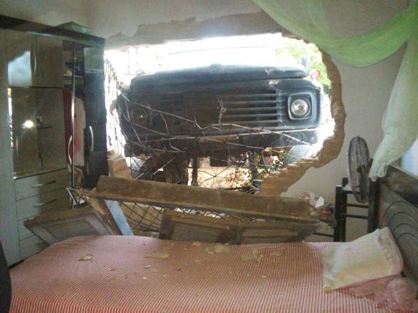 Caminhão desgovernado invade casa em Campo Maior  - Imagem 2