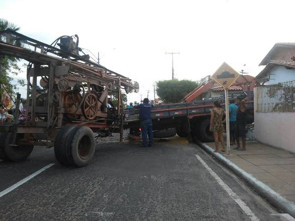 Caminhão desgovernado invade casa em Campo Maior  - Imagem 4