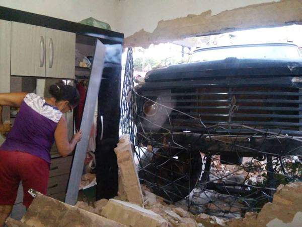 Caminhão desgovernado invade casa em Campo Maior  - Imagem 3