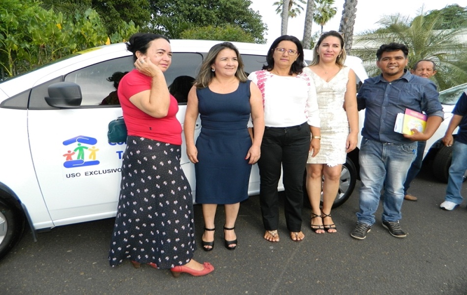 Ministra entrega veículo e equipamentos para CT de Pedro II