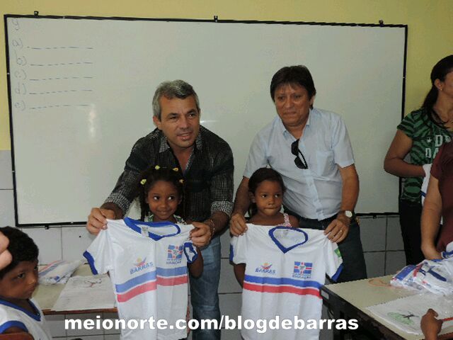 Educação: Prefeito Edílson Capote distribui fardamento escolar na rede pública - Imagem 5