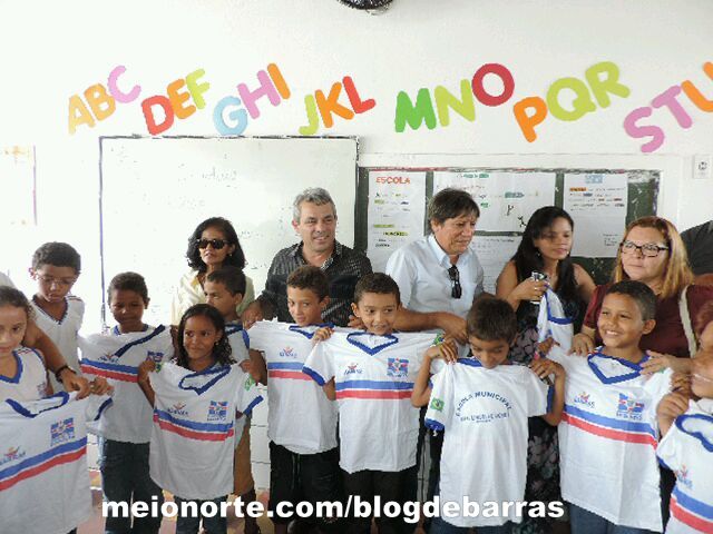 Educação: Prefeito Edílson Capote distribui fardamento escolar na rede pública - Imagem 11