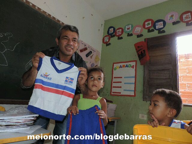 Educação: Prefeito Edílson Capote distribui fardamento escolar na rede pública - Imagem 12
