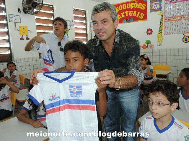 Educação: Prefeito Edílson Capote distribui fardamento escolar na rede pública - Imagem 9