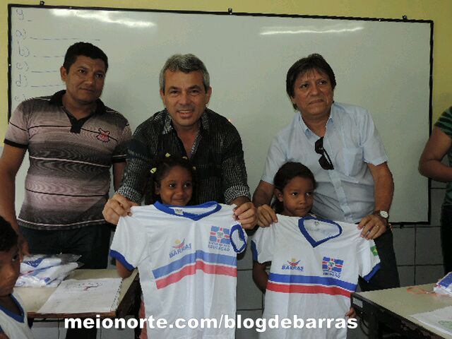 Educação: Prefeito Edílson Capote distribui fardamento escolar na rede pública - Imagem 7