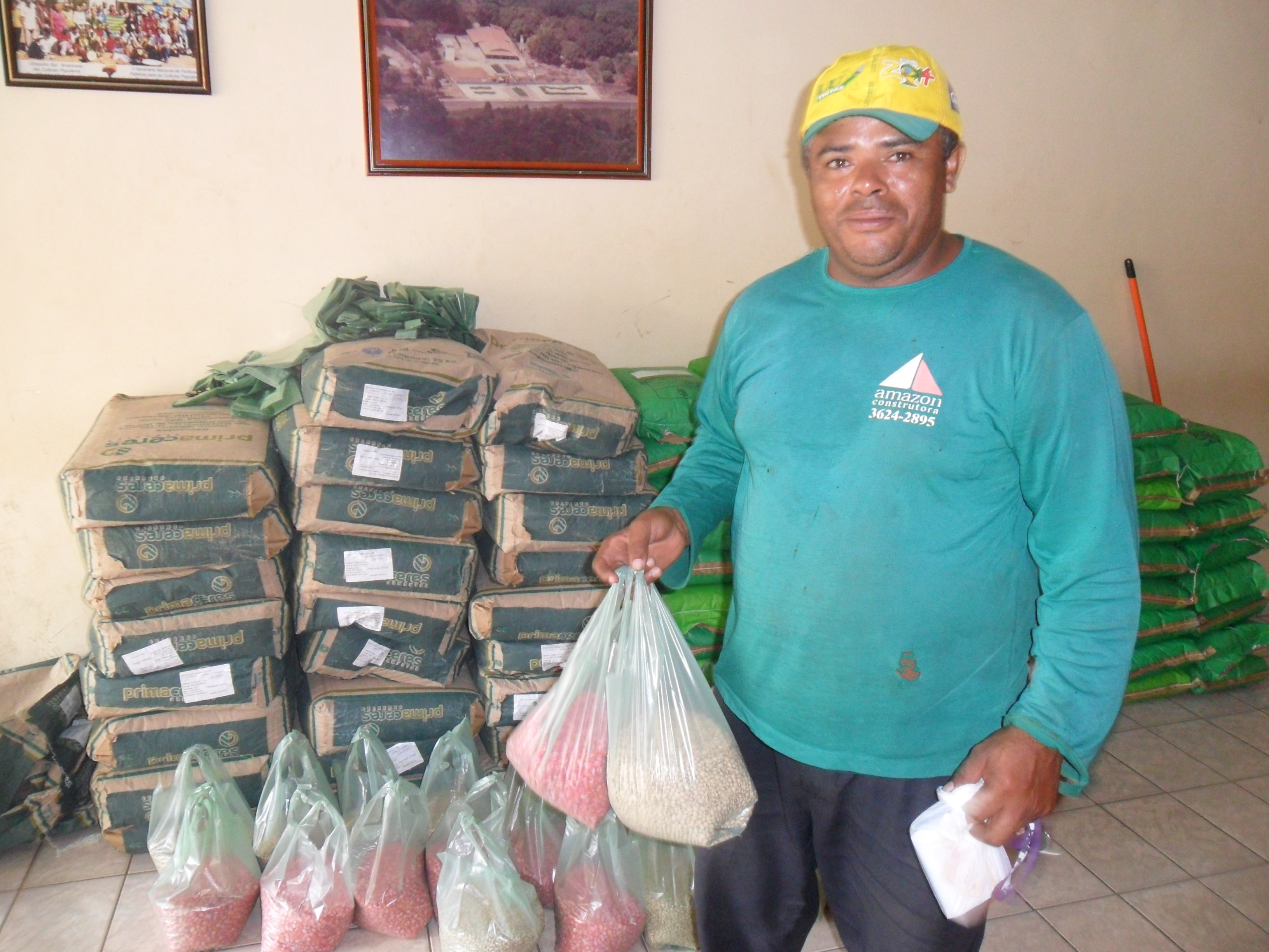 Prefeitura de Lagoinha do Piauí distribui sementes de Milho e Feijão