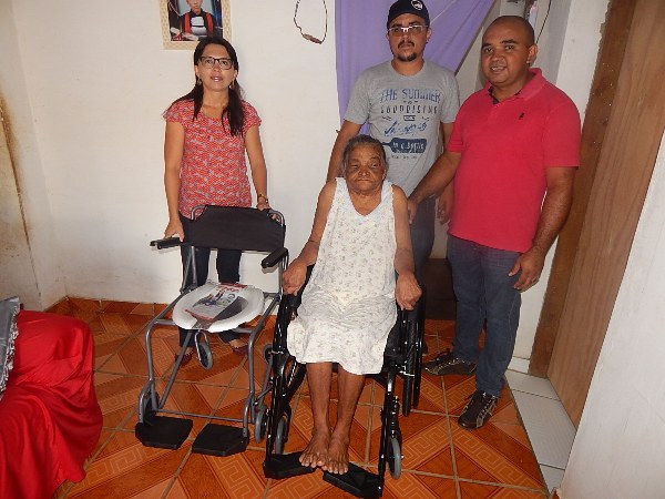 Social entrega cadeiras de rodas em Lagoinha - Imagem 2