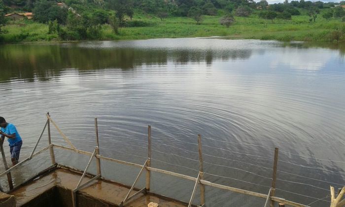 Moradores de Francinópolis comemoram a sangria do açude do peixe - Imagem 1