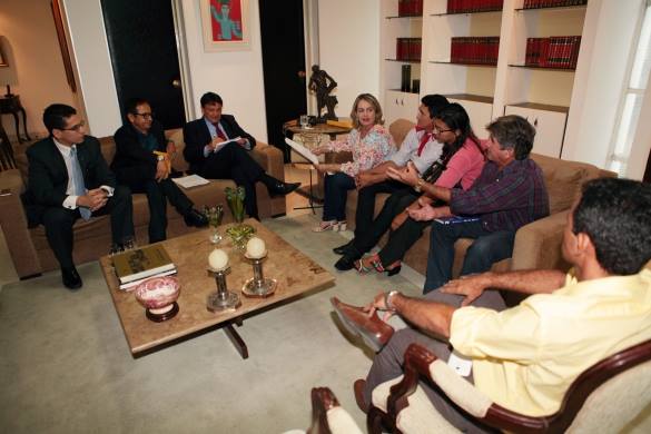 A prefeita de Cajueiro da Praia, Vânia Ribeiro esteve em audiência com o governador Wellington Dias - Imagem 5