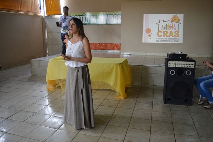 Trabalho apresentado pela Assistente Social que estagiou no Cras apresentando o Projeto de Intervenção  - Imagem 1