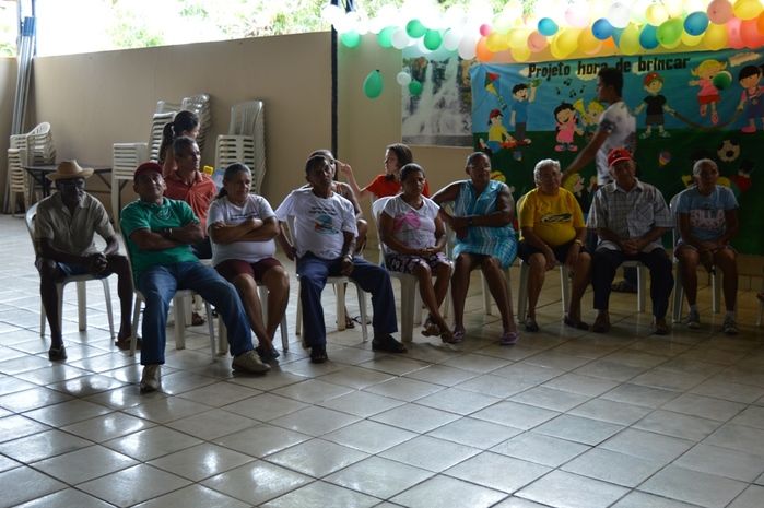 Trabalho apresentado pela Assistente Social que estagiou no Cras apresentando o Projeto de Intervenção  - Imagem 3