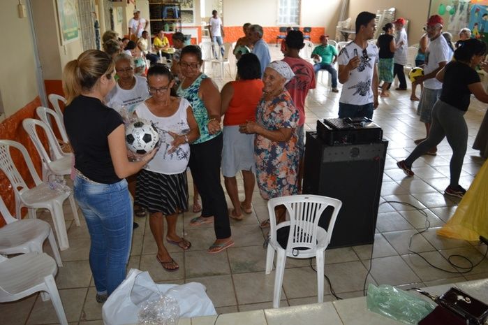 Trabalho apresentado pela Assistente Social que estagiou no Cras apresentando o Projeto de Intervenção  - Imagem 31