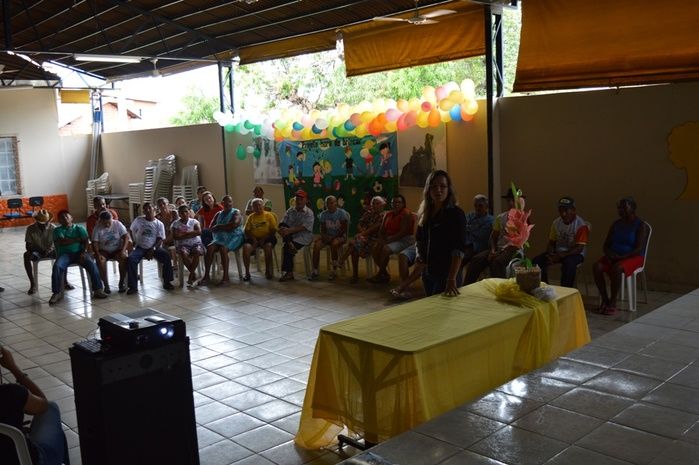 Trabalho apresentado pela Assistente Social que estagiou no Cras apresentando o Projeto de Intervenção  - Imagem 11