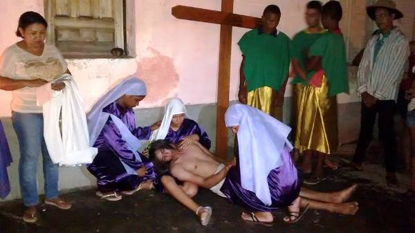 Fiéis da paróquia Santo Inácio de Loyola participaram da ultima Via- Sacra antes do domingo de Ramos - Imagem 1