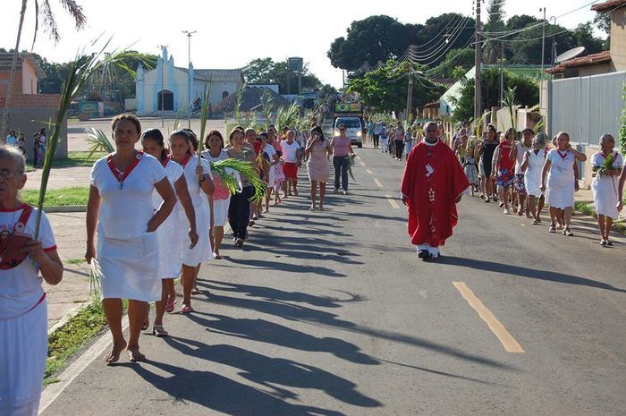 Centenas de fiéis participam da Missa de Ramos  - Imagem 3