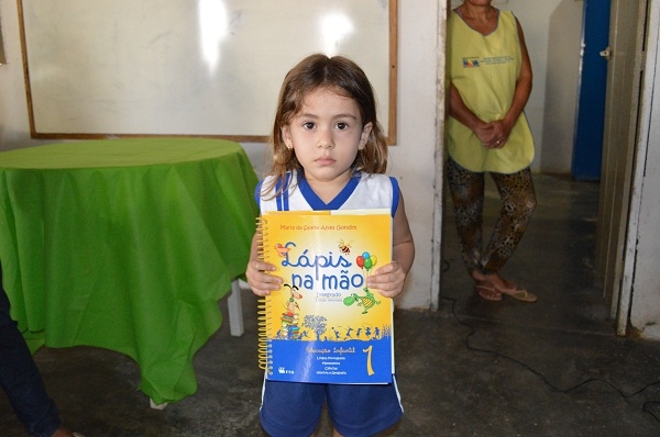 Alunos da U.E Plágida de França recebem livros didáticos para a Educação Infantil   - Imagem 2